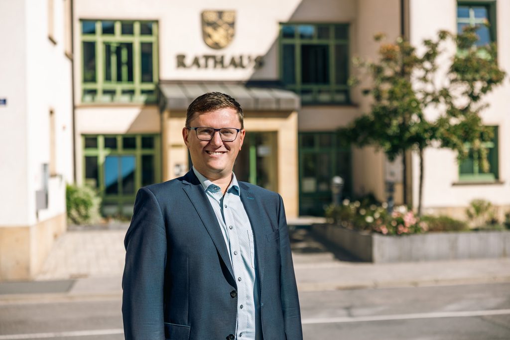 Portrait vom Michael vor dem Rathaus