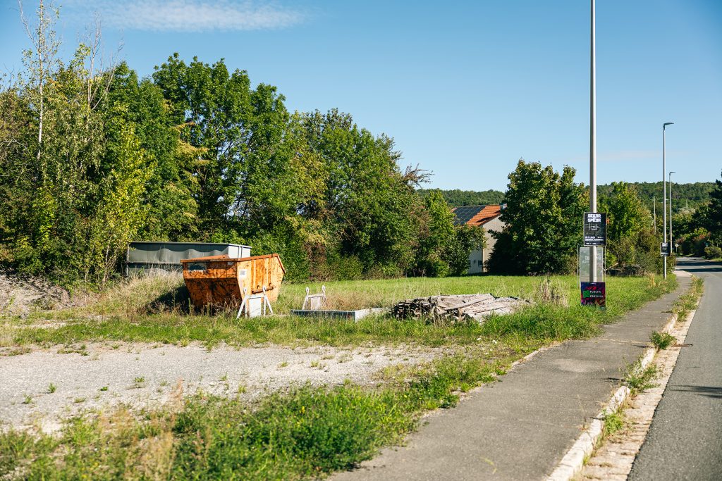 Bildausschnitt einem leeren Bauplatzes