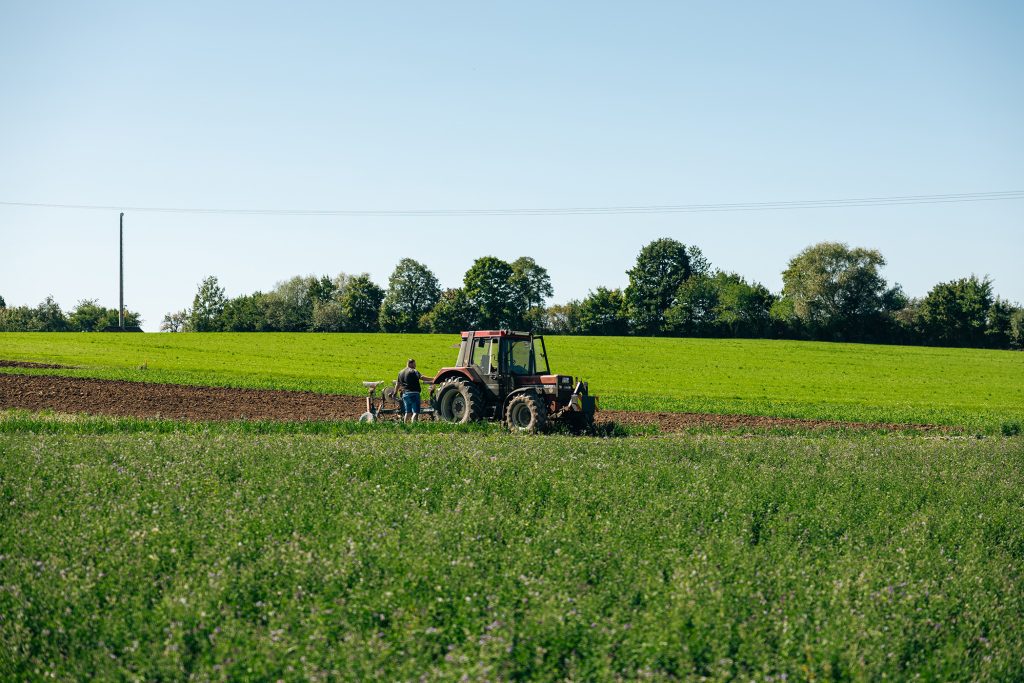 Ein Landwirtschaftsfeld mit Traktor
