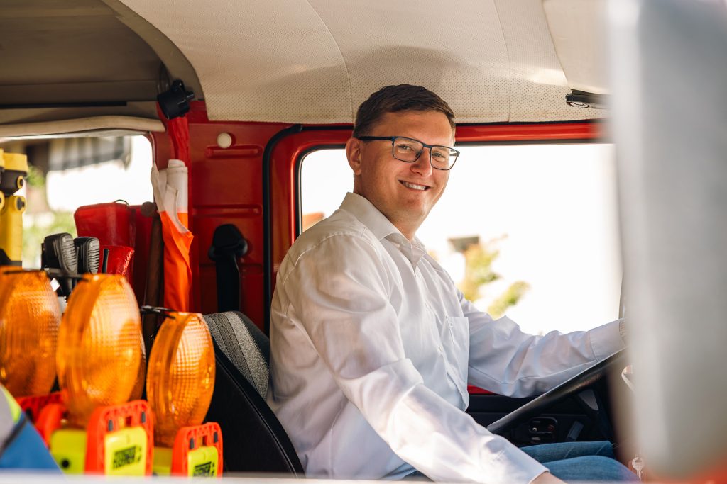 Michael auf dem Fahrersitz im Feuerwehrauto