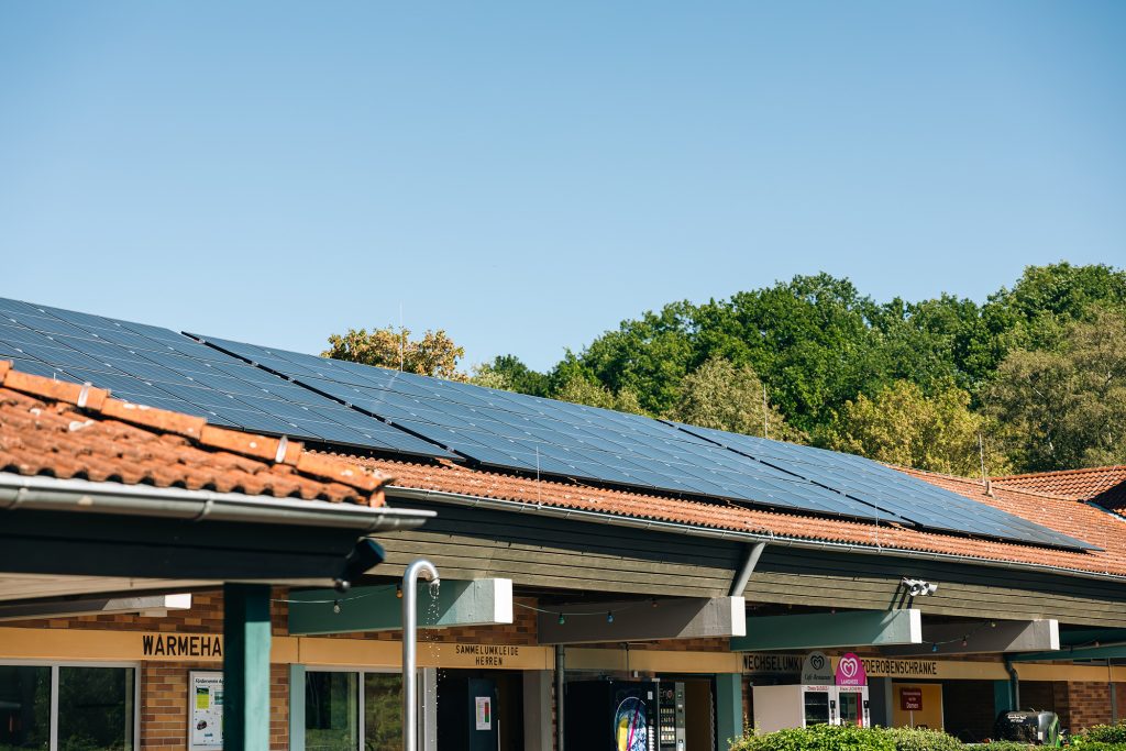 Dächer des Aquarenas mit Photovoltaikanlagen